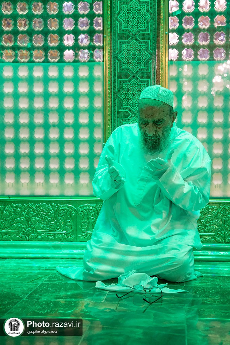 غبارروبی ضریح مطهر رضوی در آستانه دهه «ولایت و امامت»