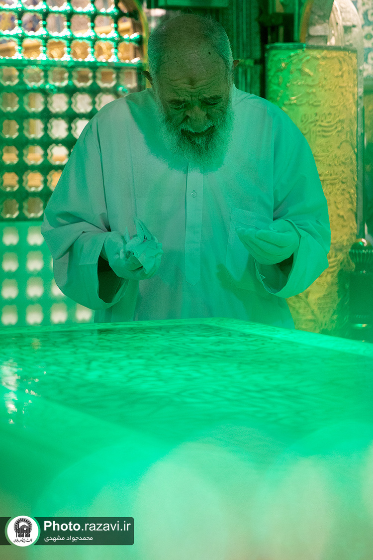 غبارروبی ضریح مطهر رضوی در آستانه دهه «ولایت و امامت»