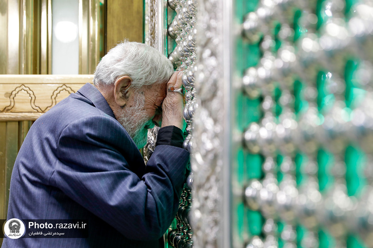 غبارروبی ضریح مطهر رضوی در آستانه دهه «ولایت و امامت»