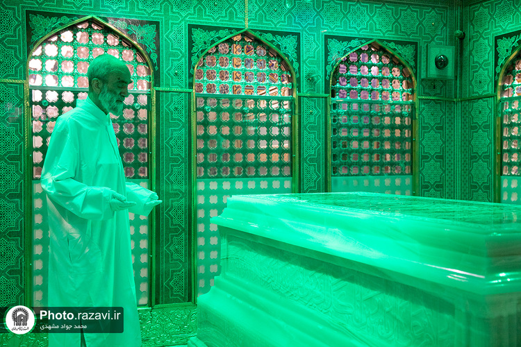 غبارروبی ضریح مطهر رضوی در آستانه دهه «ولایت و امامت»