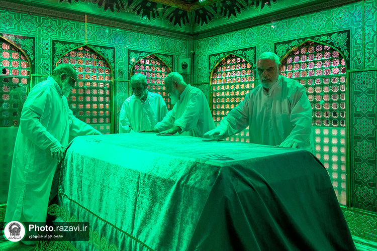 غبارروبی ضریح مطهر رضوی در آستانه دهه «ولایت و امامت»