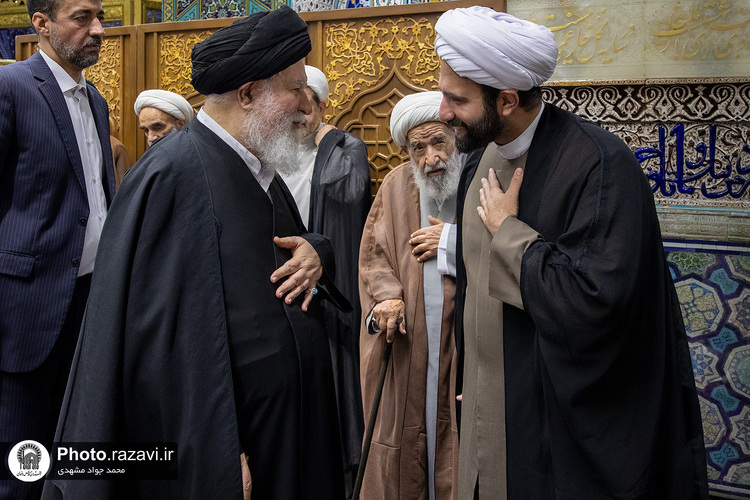 غبارروبی ضریح مطهر رضوی در آستانه دهه «ولایت و امامت»