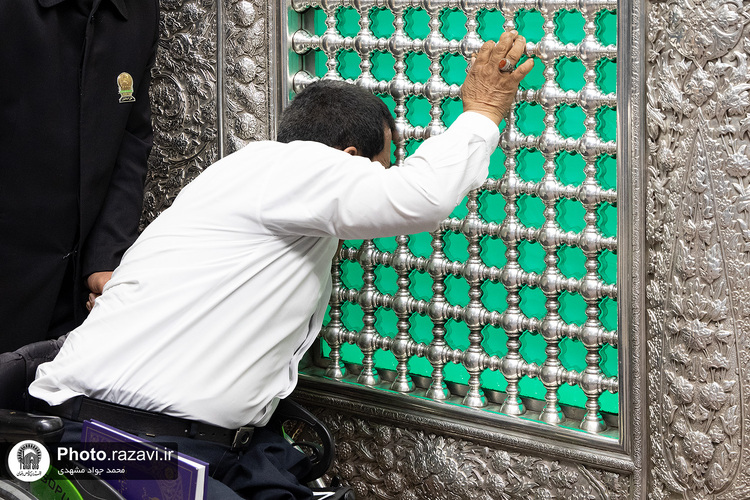 غبارروبی ضریح مطهر رضوی در آستانه دهه «ولایت و امامت»