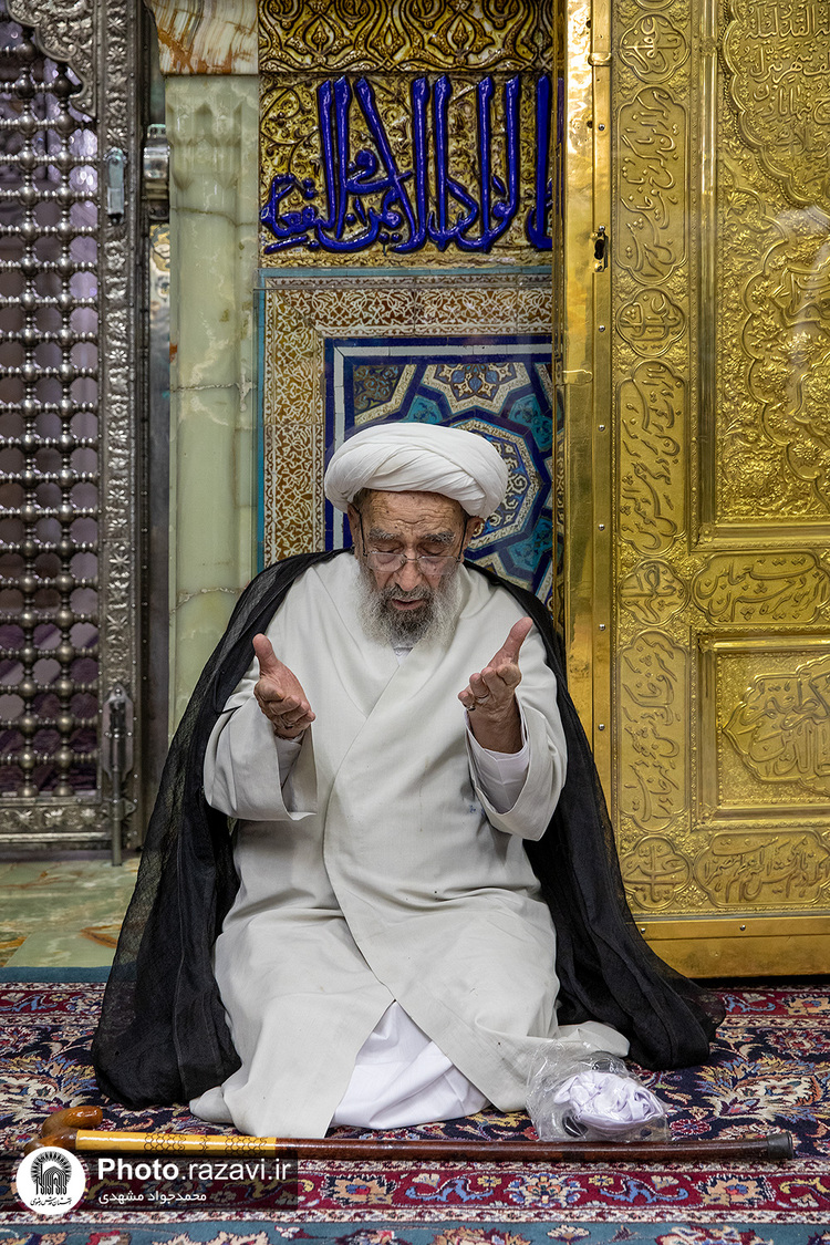 غبارروبی ضریح مطهر رضوی در آستانه دهه «ولایت و امامت»