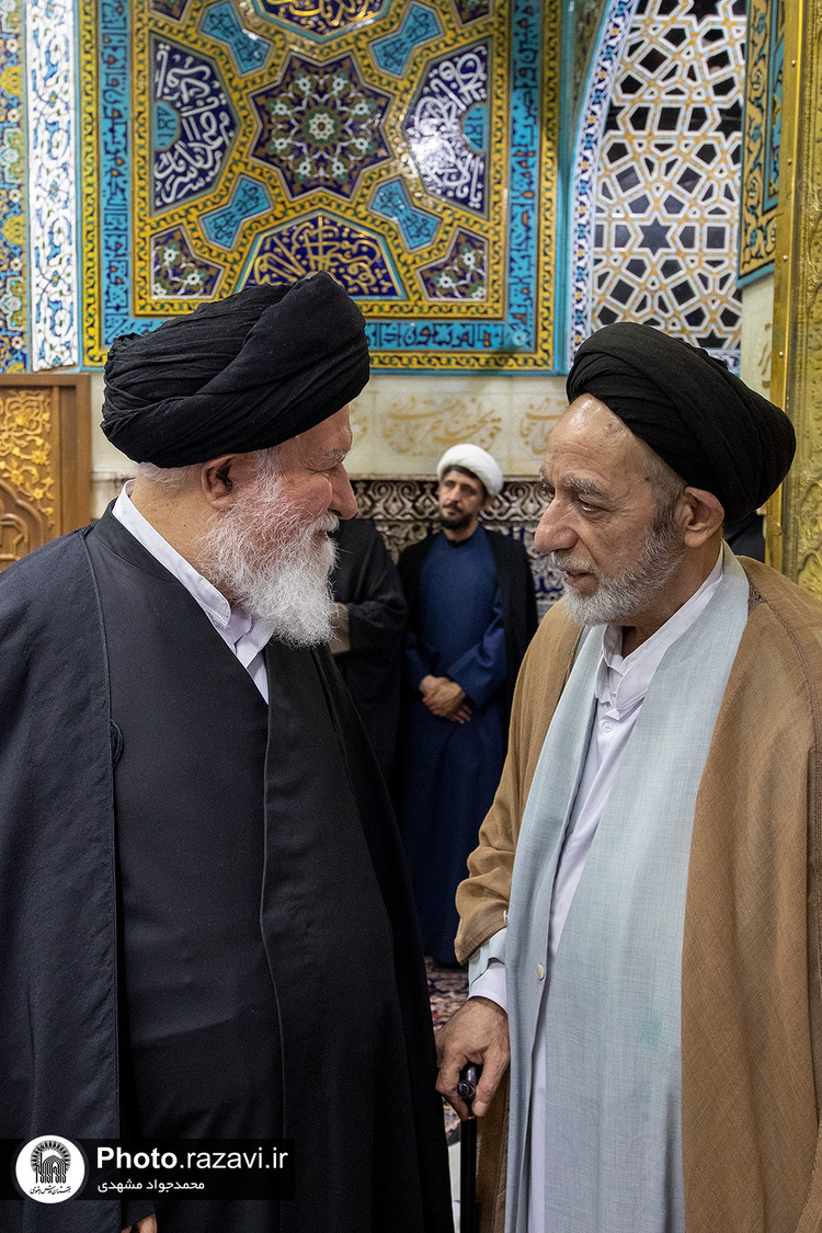 غبارروبی ضریح مطهر رضوی در آستانه دهه «ولایت و امامت»