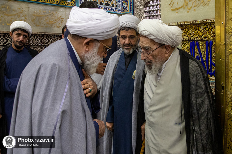 غبارروبی ضریح مطهر رضوی در آستانه دهه «ولایت و امامت»