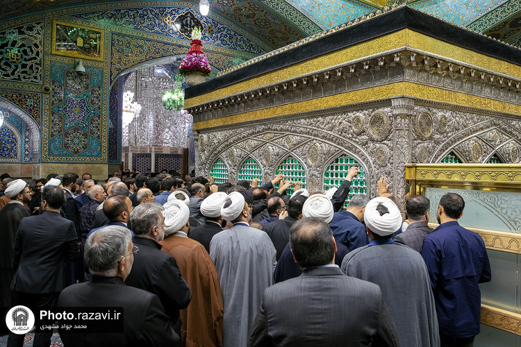 غبارروبی ضریح مطهر رضوی در آستانه دهه «ولایت و امامت»