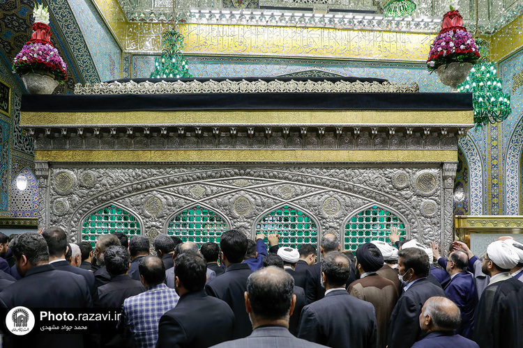 غبارروبی ضریح مطهر رضوی در آستانه دهه «ولایت و امامت»