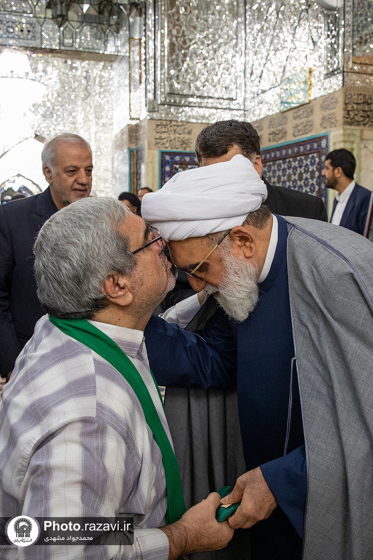 غبارروبی ضریح مطهر رضوی در آستانه دهه «ولایت و امامت»