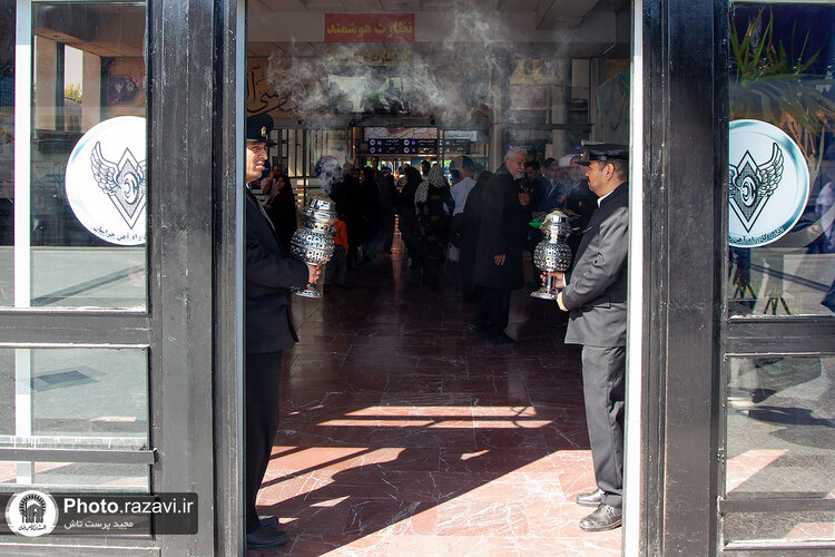 استقبال خدام حرم مطهر رضوی از زائران