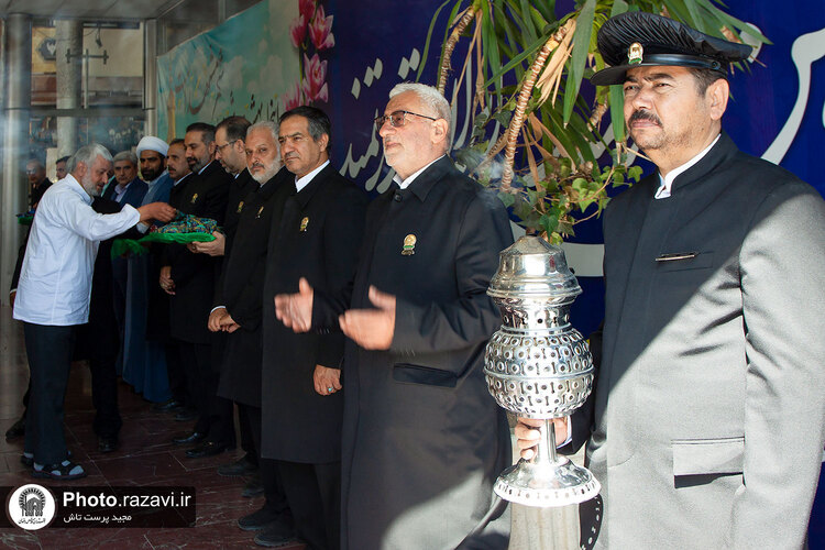 استقبال خدام حرم مطهر رضوی از زائران
