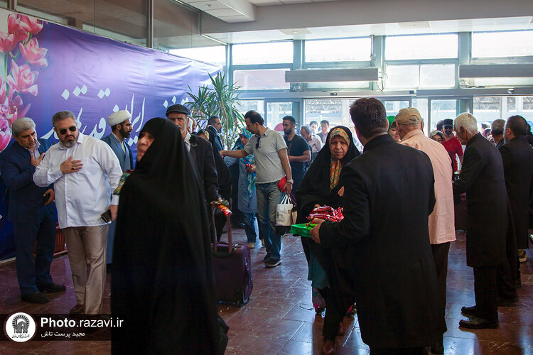 استقبال خدام حرم مطهر رضوی از زائران