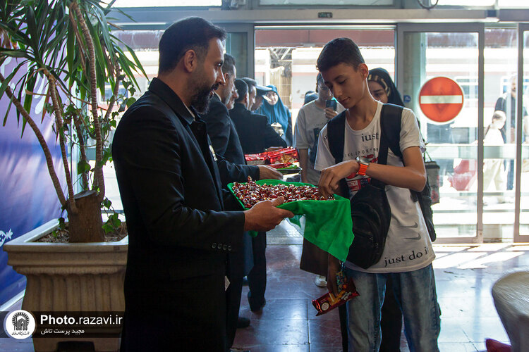 استقبال خدام حرم مطهر رضوی از زائران