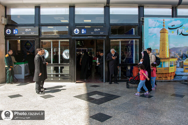 استقبال خدام حرم مطهر رضوی از زائران