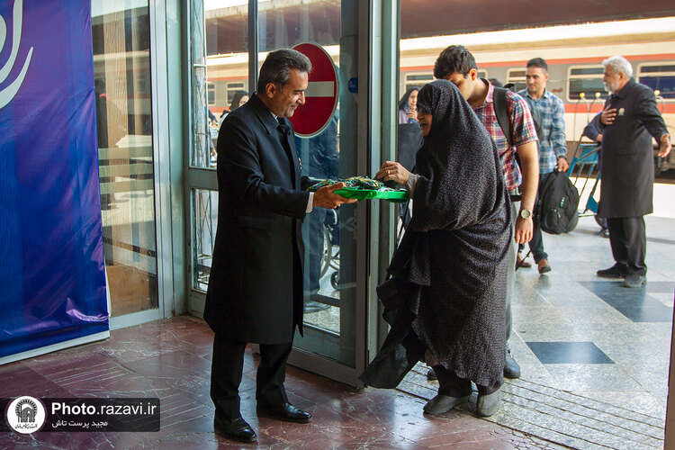 استقبال خدام حرم مطهر رضوی از زائران