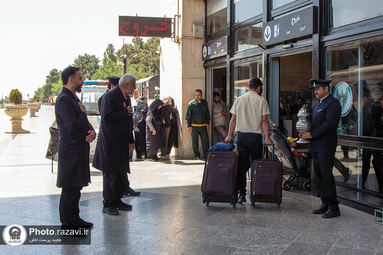 استقبال خدام حرم مطهر رضوی از زائران