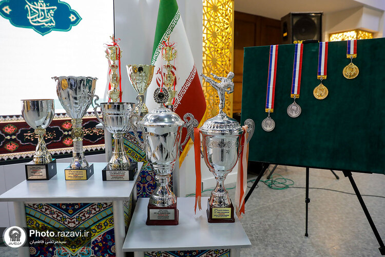 اهدای مدال‌های محمد بهبودی به موزه آستان قدس رضوی