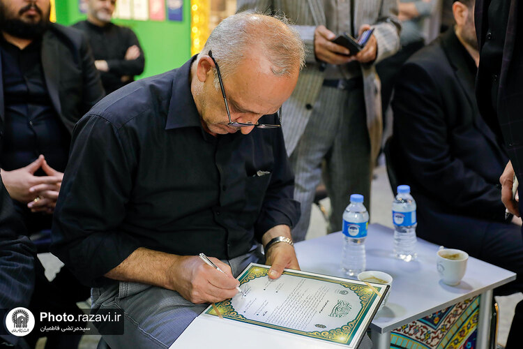 اهدای مدال‌های محمد بهبودی به موزه آستان قدس رضوی