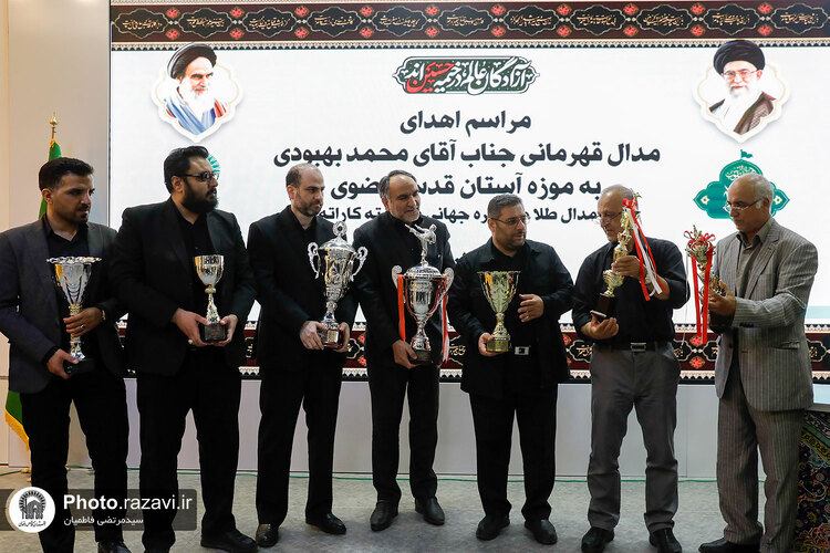 اهدای مدال‌های محمد بهبودی به موزه آستان قدس رضوی