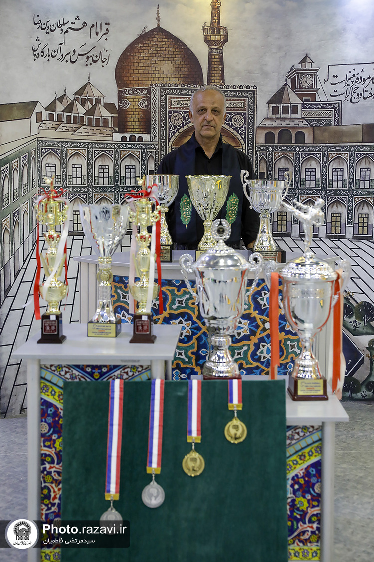 اهدای مدال‌های محمد بهبودی به موزه آستان قدس رضوی