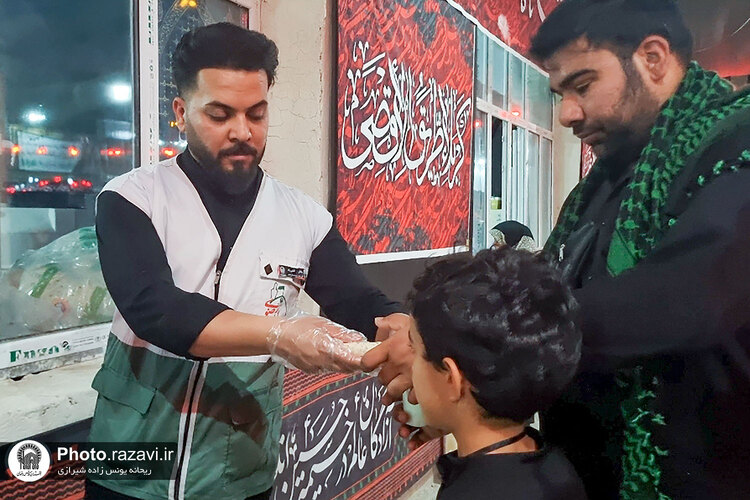 خدمت رسانی به زائران اربعین حسینی در مرز شلمچه