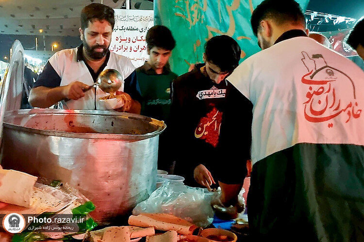 خدمت رسانی به زائران اربعین حسینی در مرز شلمچه