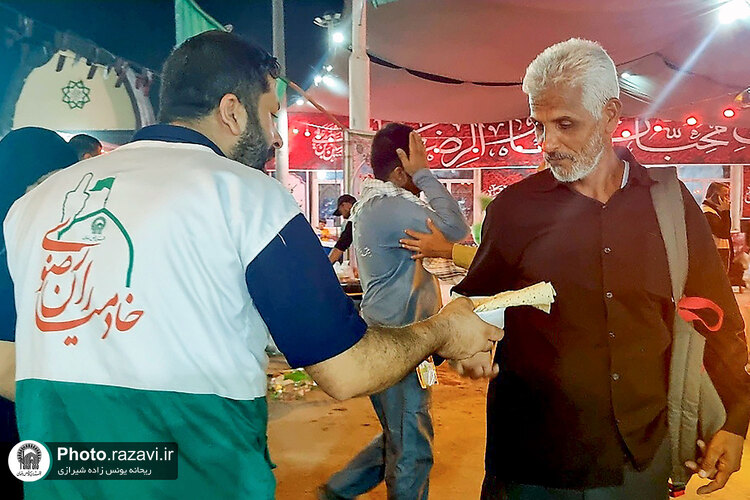 خدمت رسانی به زائران اربعین حسینی در مرز شلمچه