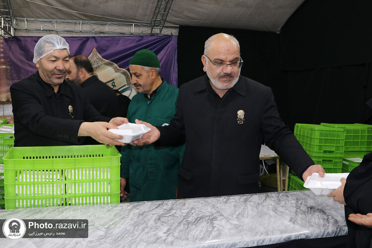 خدمت رسانی موکب امام رضا علیه سلام در جوار حرم مطهر کریمه اهل‌بیت (ع)