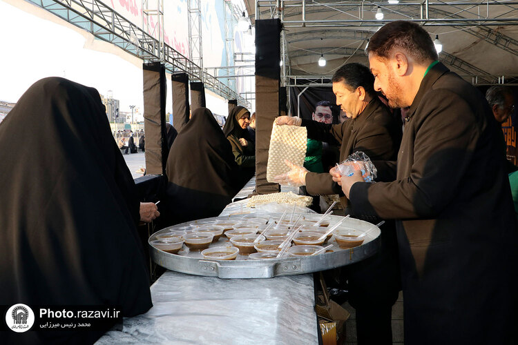 خدمت رسانی موکب امام رضا علیه سلام در جوار حرم مطهر کریمه اهل‌بیت (ع)