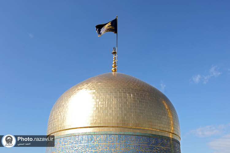 تعویض پرچم گنبد منور رضوی به مناسبت ایام فاطمیه