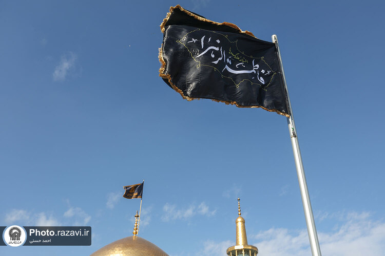 تعویض پرچم گنبد منور رضوی به مناسبت ایام فاطمیه