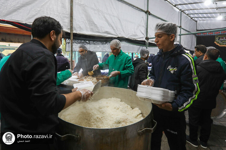 پذیرایی از زائران بارگاه منور رضوی در مواکب حرم مطهر