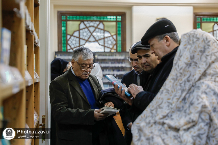 بازدید اساتید کشور تاجیکستان از کتابخانه مرکزی آستان قدس رضوی