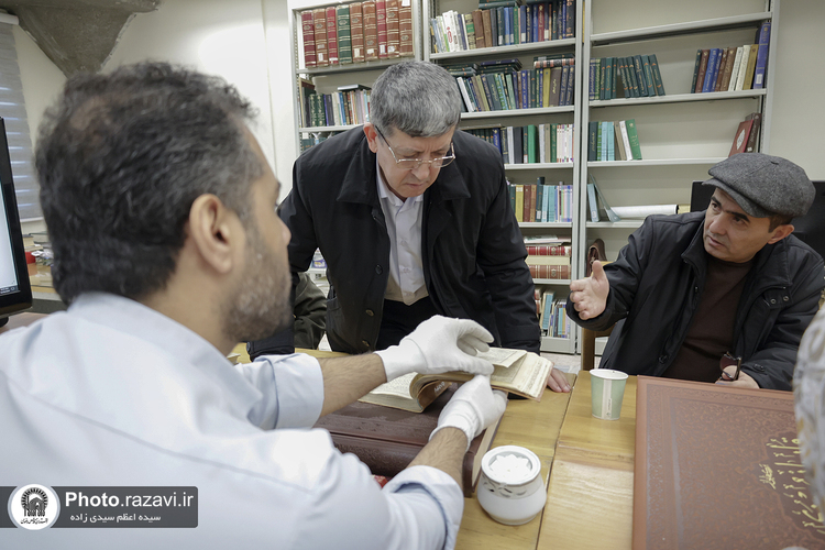 بازدید اساتید کشور تاجیکستان از کتابخانه مرکزی آستان قدس رضوی