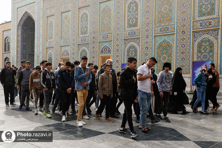 تشرف کاروان نوجوانان زیارت اولی به حرم مطهر رضوی