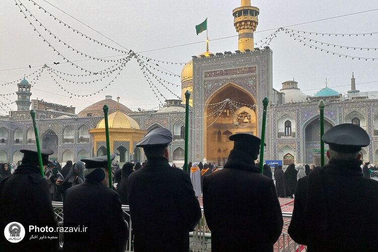 آیین تعویض شیفت دربانان بارگاه منور رضوی