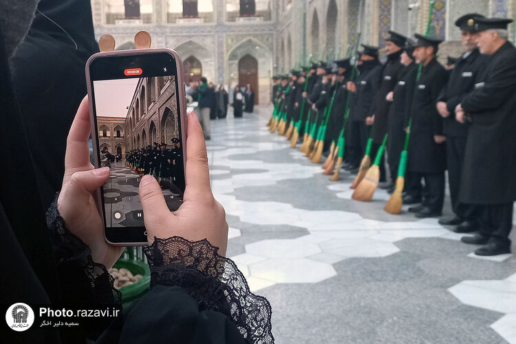 آیین تعویض شیفت دربانان بارگاه منور رضوی