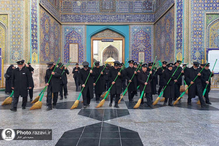 آیین تعویض شیفت دربانان بارگاه منور رضوی