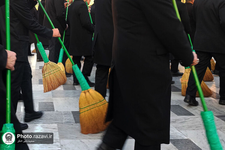 آیین تعویض شیفت دربانان بارگاه منور رضوی