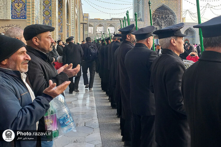 آیین تعویض شیفت دربانان بارگاه منور رضوی