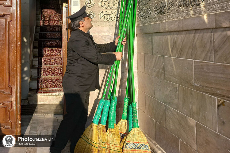 آیین تعویض شیفت دربانان بارگاه منور رضوی