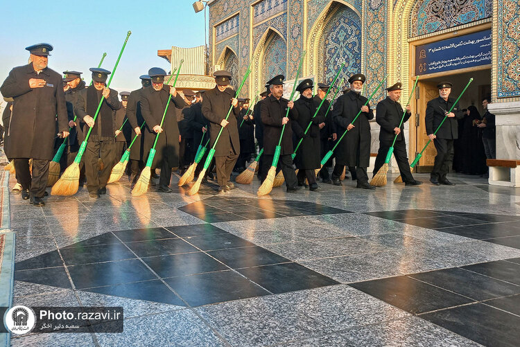 آیین تعویض شیفت دربانان بارگاه منور رضوی