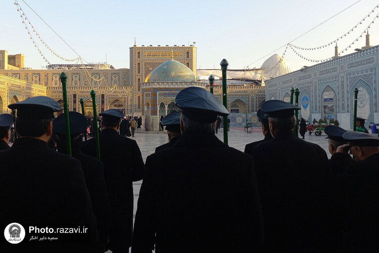 آیین تعویض شیفت دربانان بارگاه منور رضوی