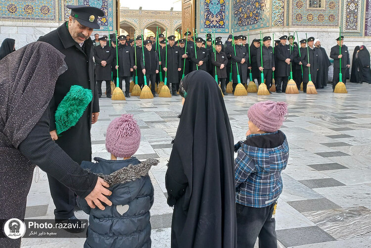 آیین تعویض شیفت دربانان بارگاه منور رضوی