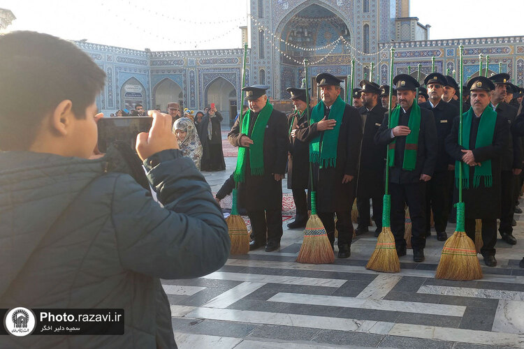 آیین تعویض شیفت دربانان بارگاه منور رضوی