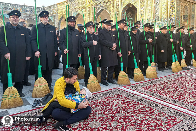 آیین تعویض شیفت دربانان بارگاه منور رضوی