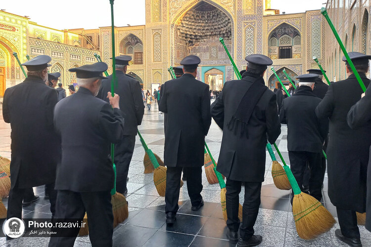 آیین تعویض شیفت دربانان بارگاه منور رضوی