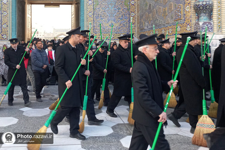 آیین تعویض شیفت دربانان بارگاه منور رضوی