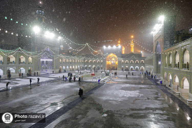بارش برف شبانگاهی در حرم مطهر رضوی