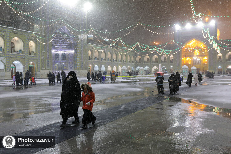 بارش برف شبانگاهی در حرم مطهر رضوی